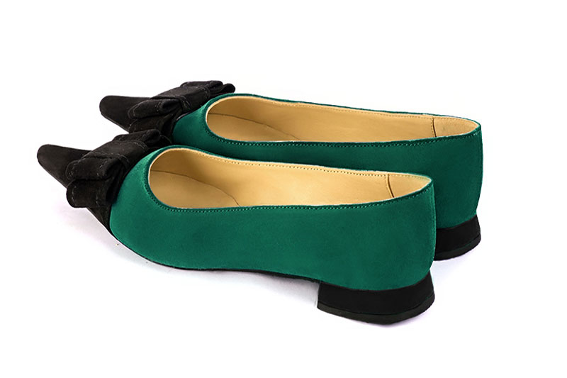Matt black and emerald green women's dress pumps, with a knot on the front. Pointed toe. Flat flare heels. Rear view - Florence KOOIJMAN